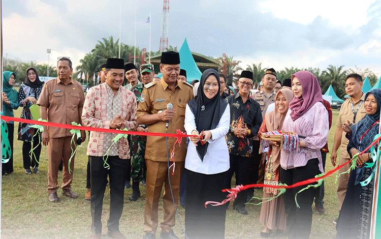 Buka Pameran dan Pasar Rakyat MTQH, Ini Kata Pj Bupati Seruyan