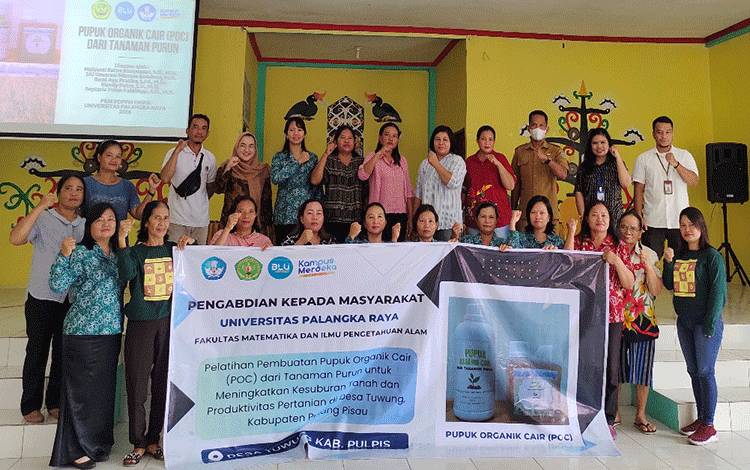Masyarakat Desa Tuwung Berlatih Membuat Pupuk Organik Cair dari Tanaman Purun