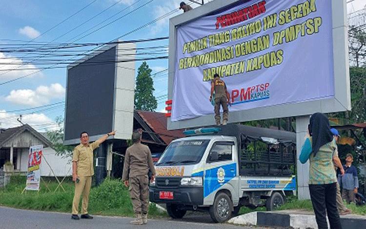 DPMPTSP Kapuas Minta Pemilik Tiang Baliho Segera Koordinasi Terkait Perizinan