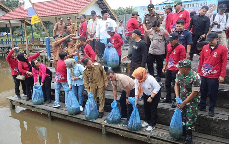 Pemkab Barito Utara Restocking Benih Ikan di DAM Trinsing