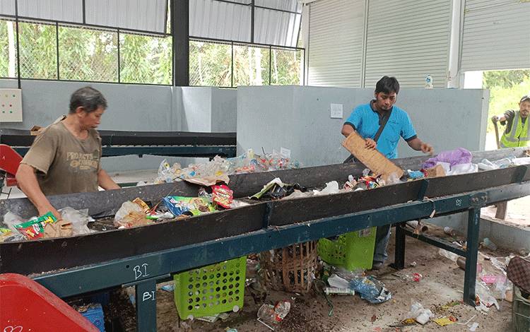 Melihat Cara Kerja Pusat Daur Ulang Sampah di Palangka Raya
