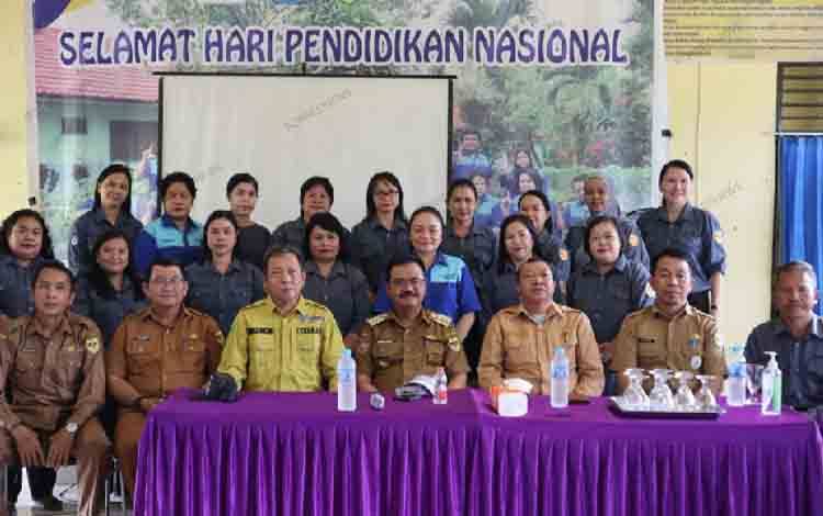Pj Bupati Gunung Mas Berharap Guru Manfaatkan Teknologi Tingkatkan Kompetensi