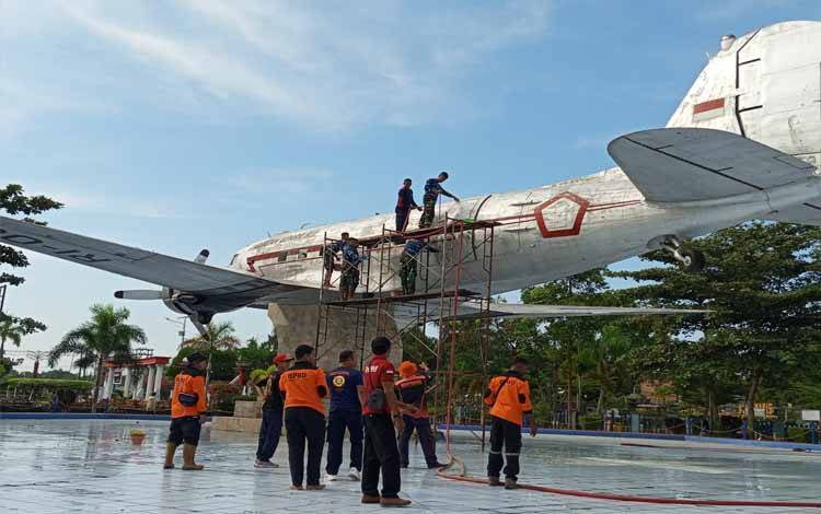TNI AU Iskandar Pangkalan Bun Bersihkan Pesawat Dakota RI-002 Palagan Sambi