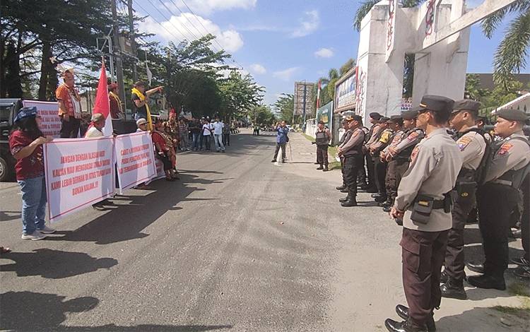 Polresta Palangka Raya Kerahkan Personel Kawal Aksi Damai Kapakat Dayak Perjuangan