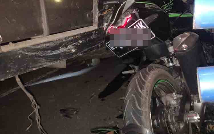 Pemotor Tabrak Truk yang Parkir di Pinggir Jalan, Begini Nasib Korban