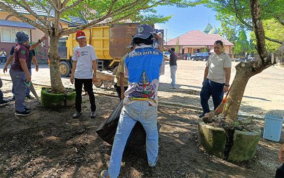 Dinas PUPR Lakukan Aksi Jumat Bersih Menyambut HUT Barito Timur dan HUT Kemerdekaan RI