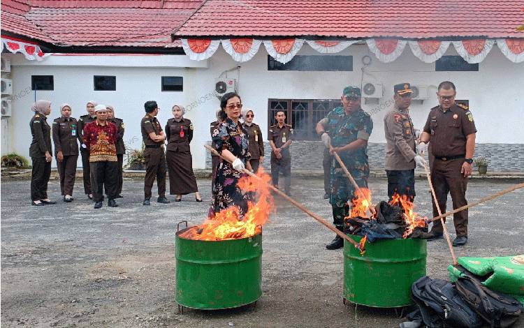 Kejari Gunung Mas Musnahkan Barang Bukti Tindak Pidana Narkoba hingga Pembunuhan
