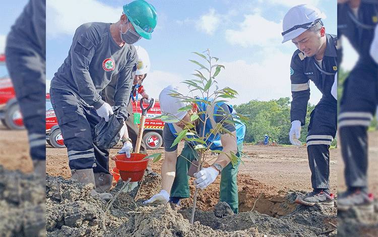 PLTU Pulang Pisau Peringati Hari Konservasi Alam Nasional dengan Menanam Pohon