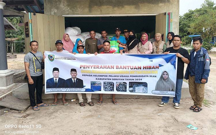 Pemkab Seruyan Salurkan Bantuan Benih dan Pakan untuk Pembudidaya Ikan