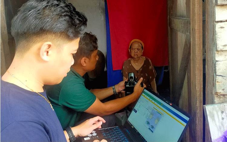 Warga Kecamatan Kapuas Barat Sambut Baik Pelayanan Jemput Bola Dukcapil Kapuas