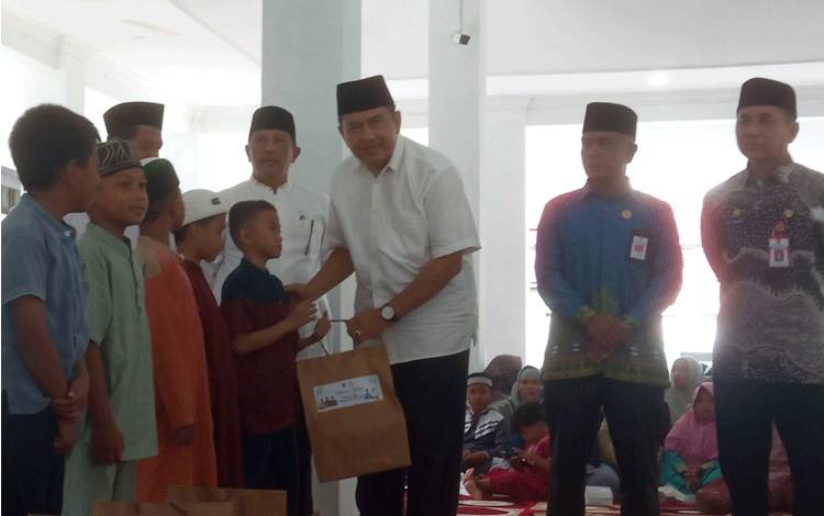 Baznas dan Pemkab Kobar Bagikan Santunan Anak Yatim Pada Momen Bulan Muharram