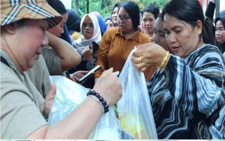 Pemkab Murung Raya Gelar Gerakan Pangan Murah di Laung Tuhup