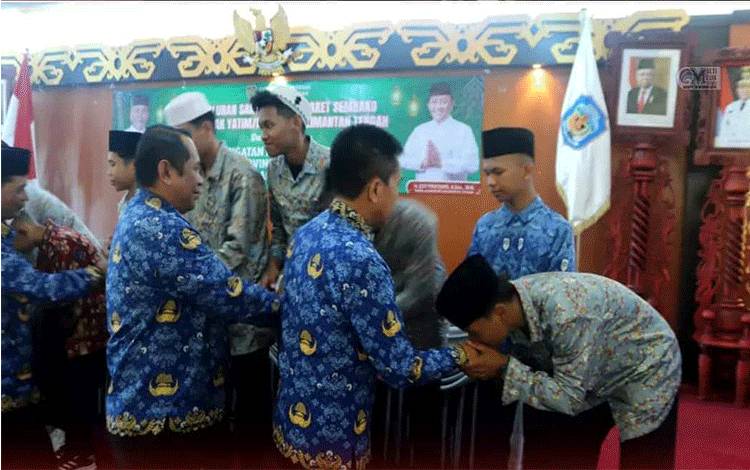Pemkab Murung Raya Beri Santunan Kepada Anak Yatim Piatu
