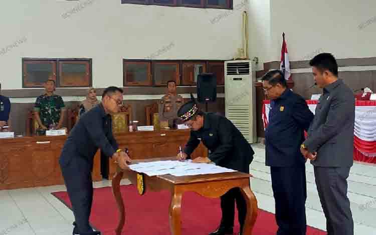 Pj Bupati Gunung Mas TTD Sejumlah Kesepakatan Bersama pada Rapat Paripurna