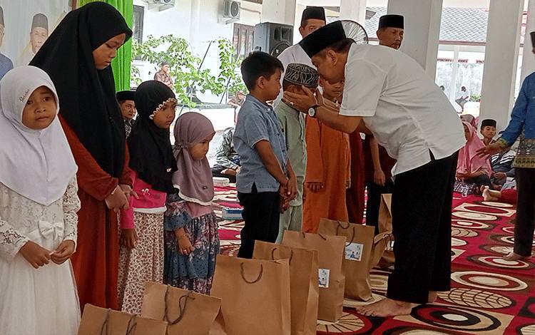 Pemkab Bersama Baznas Kobar Berikan Santunan Terhadap Ratusan Anak Yatim