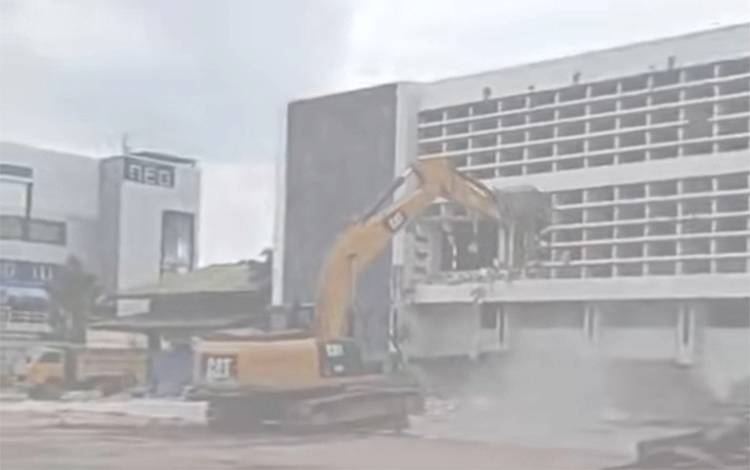Gedung KONI Kalteng Mulai Dibongkar