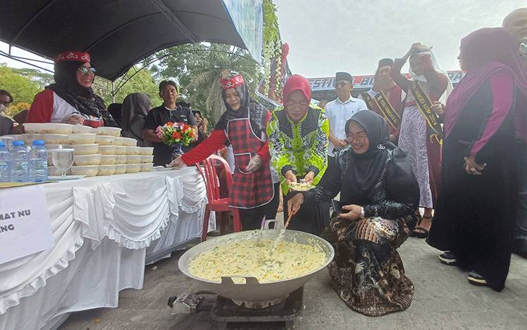 Pemkab Kotim Bagikan 10.000 Bubur Asyura