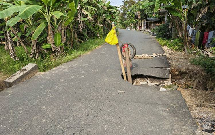 Gorong-Gorong Jalan Penghubung Desa Tuyau dan Kupang Bersih di Bartim Ambles