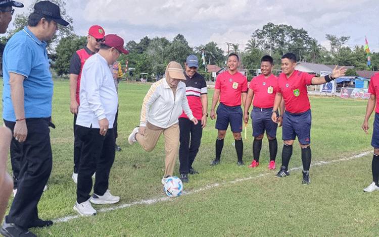 Pj Bupati Pulang Pisau Buka Turnamen Sepak Bola Tahai Jaya Cup VI 2024