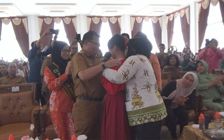Pj Bupati Terpukau Saksikan Penampilan Peserta Didik SLBN 1 Kapuas di Peringatan Hari Anak Nasional