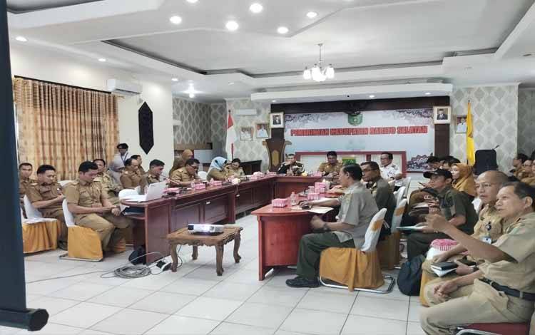 Asisten I Setda Barito Selatan Pimpin Rapat Evaluasi Capaian Tepra dan Realisasi Pelaksanaan Fisik Triwulan II 2024