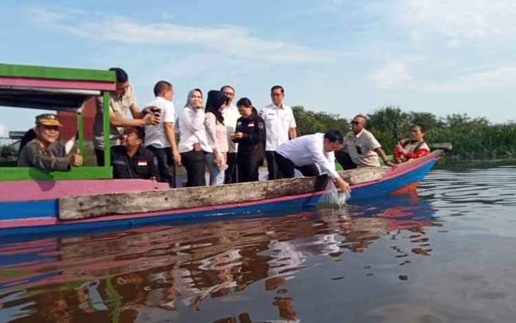 Diskan Sukamara Harapkan Restocking Ikan Lokal Tingkatkan Produktivitas Hasil Perikanan