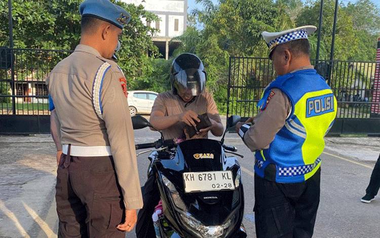 Satlantas Polres Bartim Tertibkan Anggota Sebelum Laksanakan Operasi Patuh Telabang
