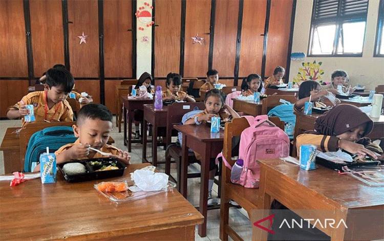 Makan Bergizi Gratis Mulai Diuji Coba di Sejumlah Sekolah