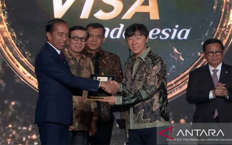 Jokowi Berikan Fasilitas Golden Visa untuk Shin Tae-yong