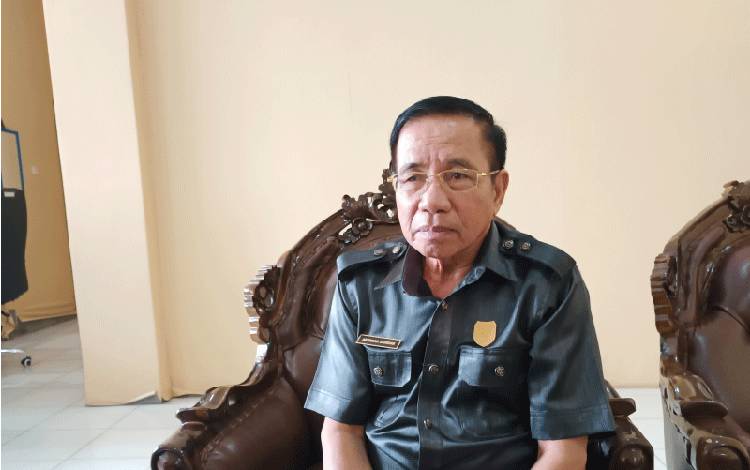 Ketua DPRD Gunung Mas Berharap Keluarga Penerima BLT DD Memanfaatkan Bantuan dengan Baik