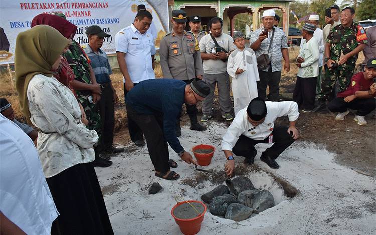 Pj Bupati Kapuas Lakukan Peletakan Batu Pertama Pembangunan Masjid Al-Manar
