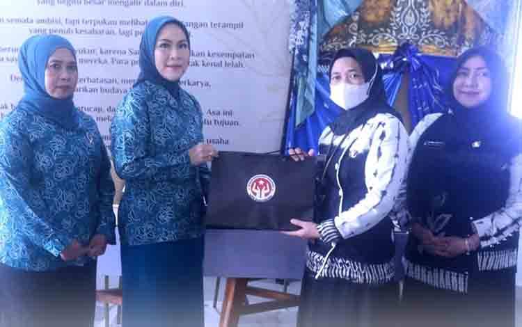 Pj Ketua TP PKK Seruyan Kunjungi Dekranasda Kota Banjarbaru