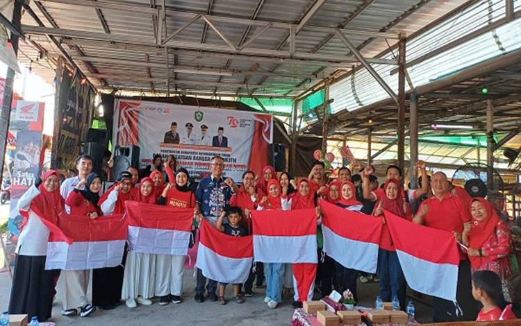Pemkab Kotim Bagikan 70.000 Bendera Merah Putih Gelorakan Semangat Masyarakat Sambut HUT ke-79 RI