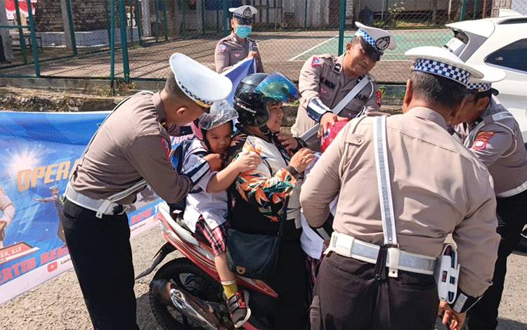 Satlantas Polres Bartim Bagikan Helm Gratis untuk Anak-Anak