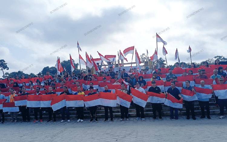 Ratusan Bendera Merah Putih di Gunung Mas Mulai Dibagikan kepada Masyarakat