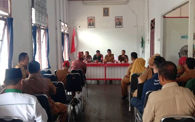 Camat Kapuas Kuala Pimpin Rapat Pembentukan Panitia HUT ke 79 RI Tingkat Kecamatan