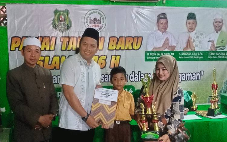 PHBI Kapuas Serahkan Tropi dan Hadiah Pawai Tahun Baru Islam 1446 H