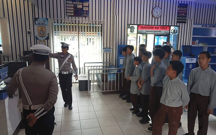 Siswa SMP IT Arafah Pelajari Peraturan Lalu Lintas Saat Kunjungi Satlantas Polres Kotim