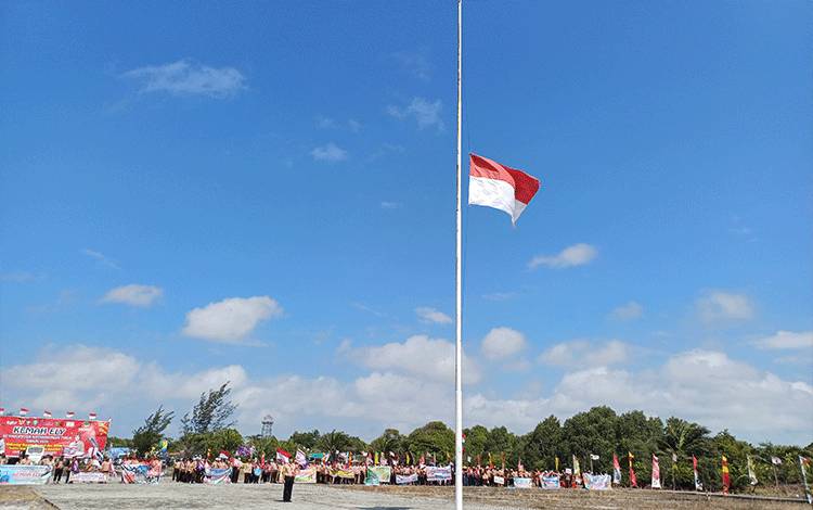 Bendera Setengah Tiang Berkibar di Tengah Kemah ELY