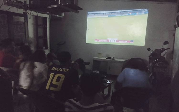 Warga Simpei Karuhei Antusias Nonton Bareng Laga Timnas U-19 Indonesia Lawan Malaysia