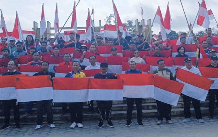 Pemkab Gumas Bagikan 923 Bendera Merah Putih Sambut Hari Kemerdekaan