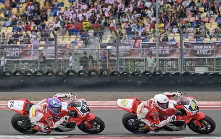Adenanta dan Veda Ega Finis 1-2 di ARRC Sirkuit Mandalika