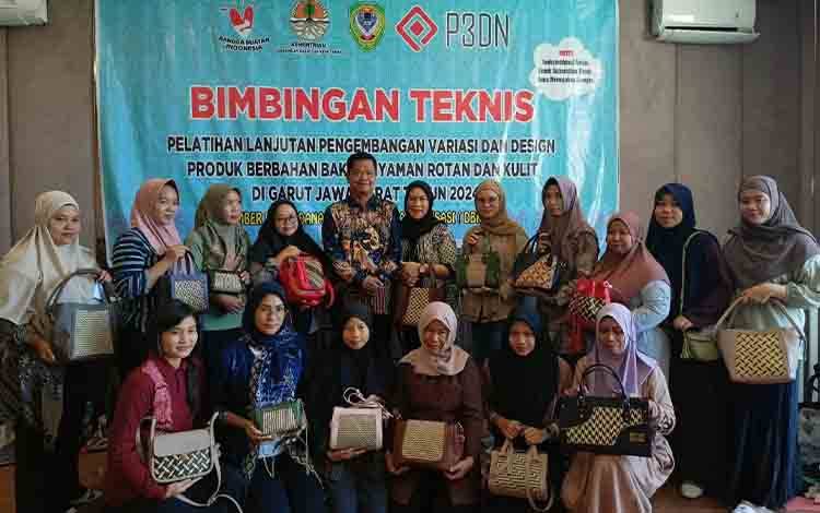 Pj Bupati Seruyan Buka Pelatihan Pengembangan Produk Anyaman Rotan dan Kulit