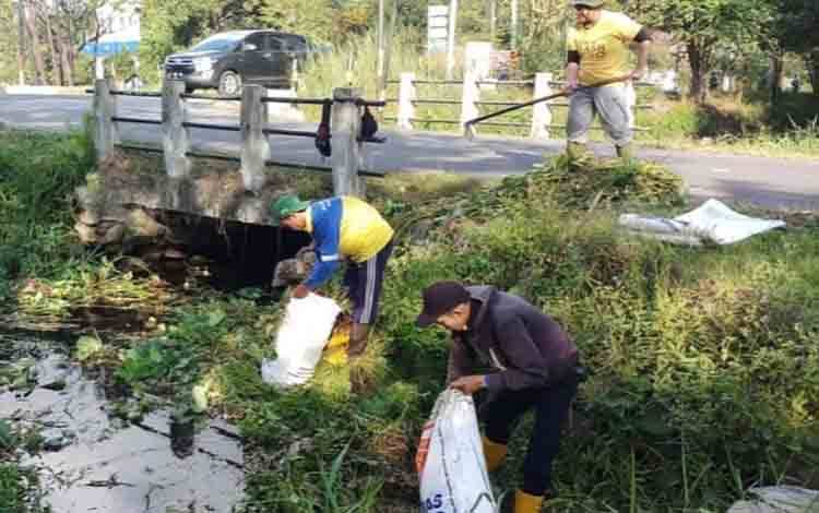 DLH Palangka Raya Bersama Komunitas Peduli Sungai Bersihkan Sampah di UPR