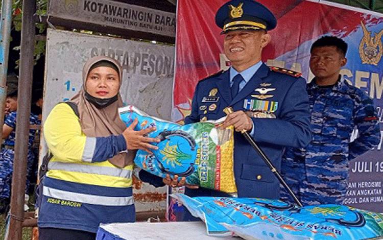 TNI AU Iskandar Pangkalan Bun Salurkan 5.000 Paket Sembako
