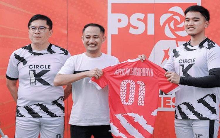 Kaesang Berikan Jersey 01, Bentuk Dukungan PSI ke Fairid Naparin Sebagai Bakal Calon Walikota Palangka Raya