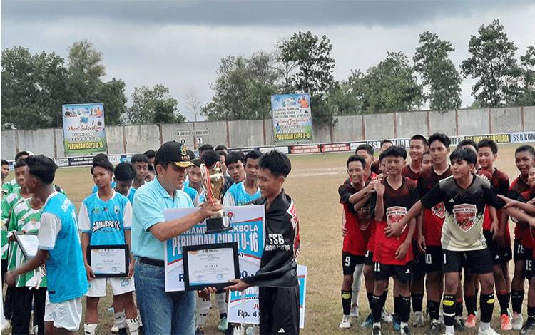 Tutup Turnamen Perumdam CUP II U-16, Pj Bupati Kobar Harapkan Atlet Kobar Bisa Menjadi Pemain Nasional