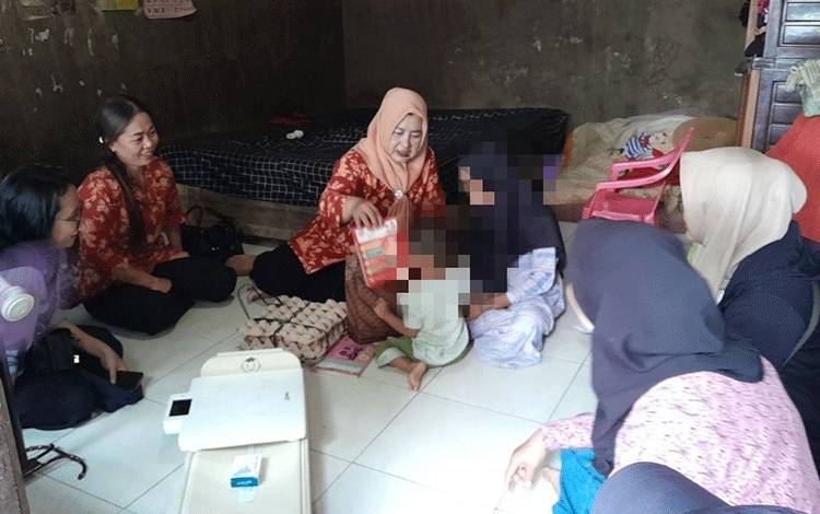 Ketua DWP Disperkimtan Palangka Raya Monitoring Pertumbuhan Balita Penderita Stunting di Kelurahan Pahandut