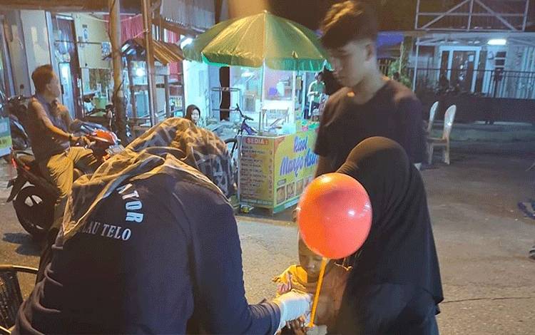 Kegiatan Vaksin Polio di Kapuas Juga Dilakukan di Pasar Malam