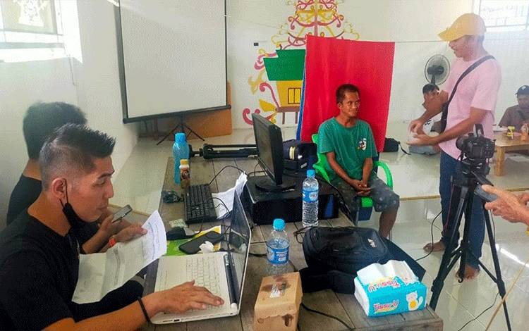 Pelayanan jemput bola yang dilaksanakan Dinas Dukcapil Kapuas ke Kecamatan Kapuas Barat, baru-baru ini. (FOTO: IST)